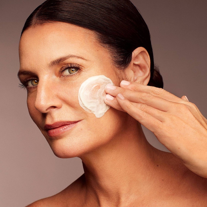 Da ở độ tuổi 50 rất cần được chăm sóc bởi những sản phẩm chống lão hóa.