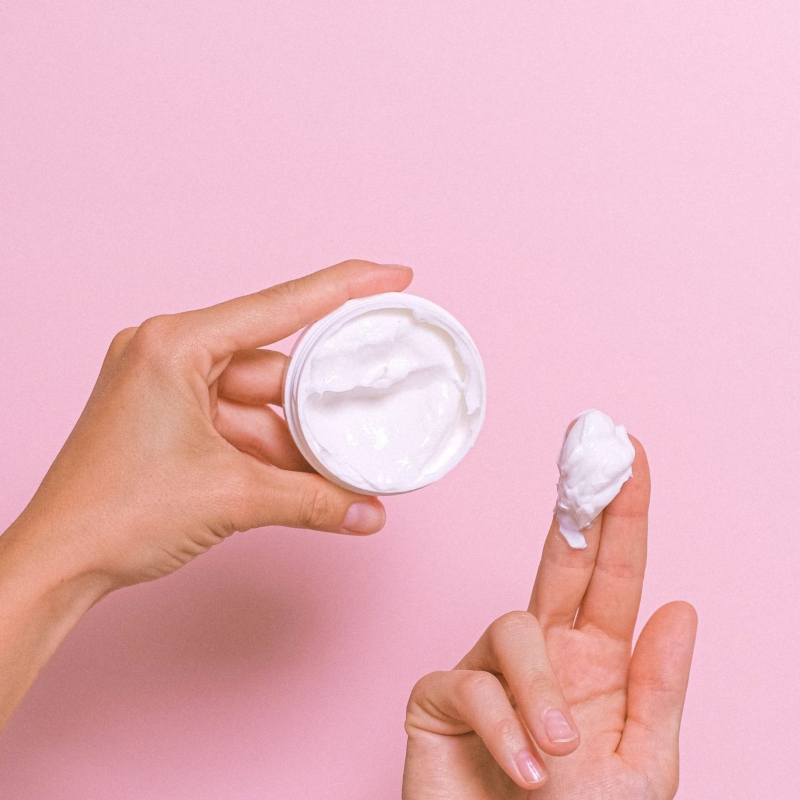 Sử dụng kem dưỡng da khi bị mụn sẽ làm cho tình trạng trầm trọng hơn.