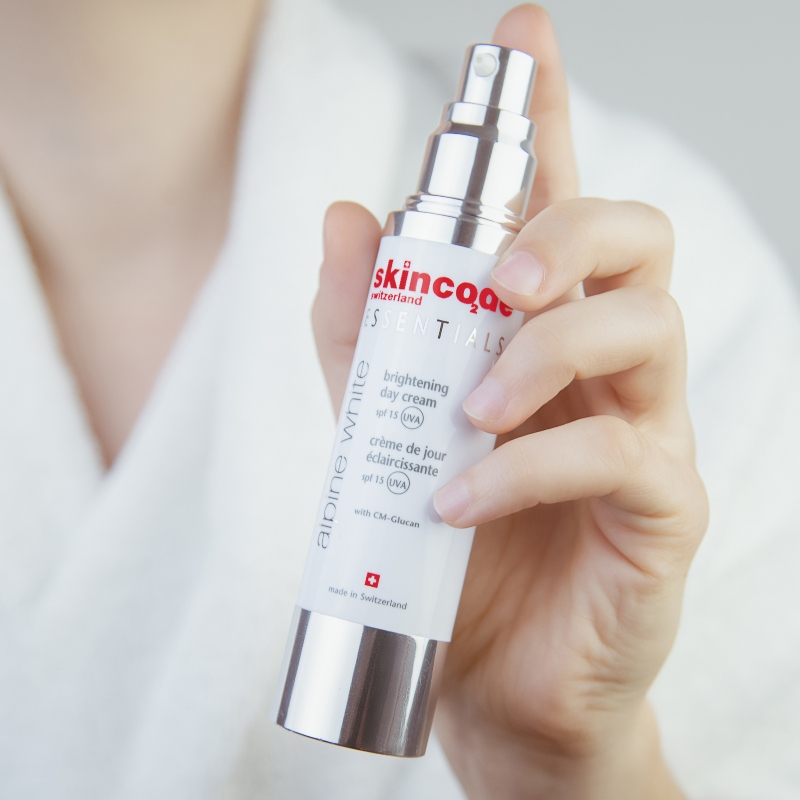 Skincode Alpine White Brightening Day Cream SPF 15 đã được kiểm nghiệm da liễu.