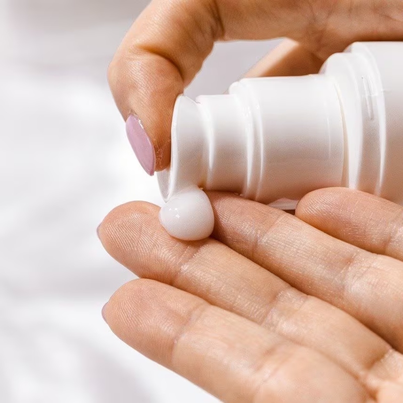 Nên chọn các công thức không chứa dầu và không gây mụn.