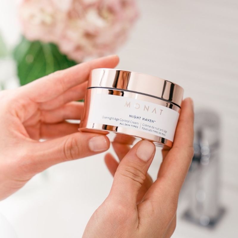 Monat Night Haven Overnight Age Control Cream thúc đẩy tái tạo da.
