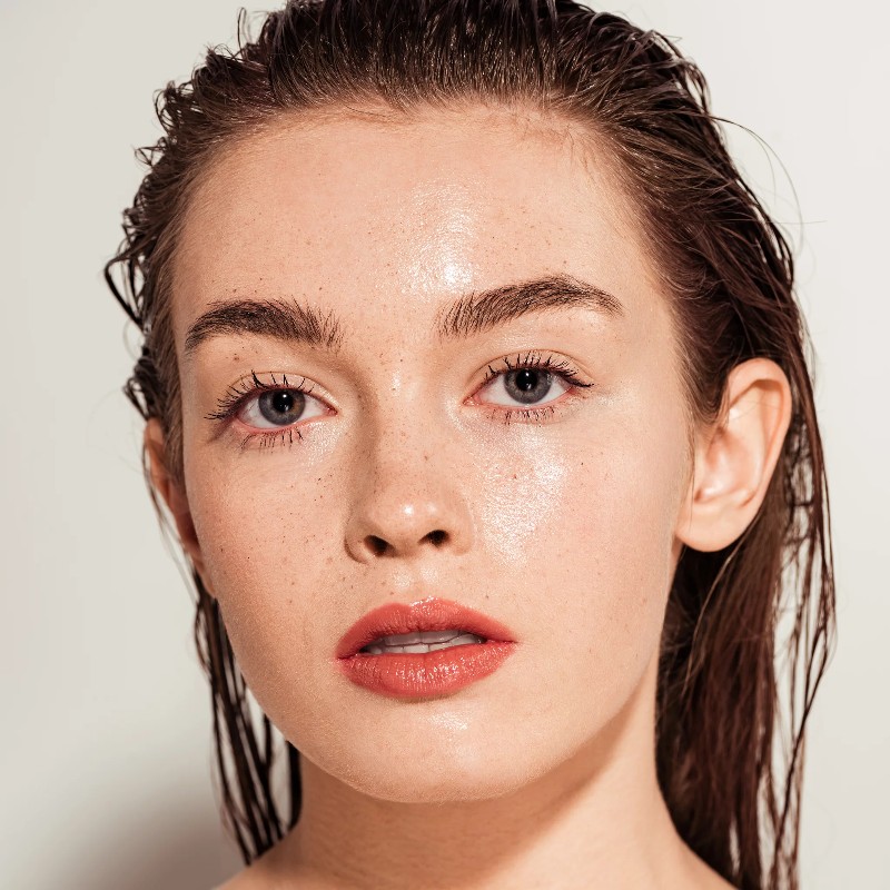 Sữa rửa mặt kiêm tẩy trang thích hợp với những lớp makeup nhẹ nhàng, đơn giản.