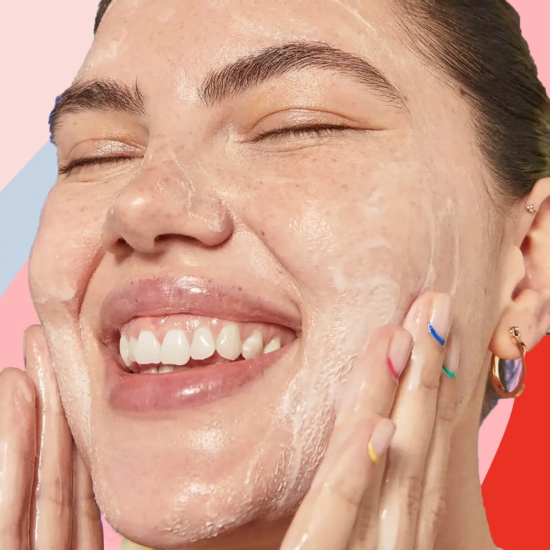 Sữa rửa mặt tẩy trang tốt cần dịu nhẹ, không gây khô căng da sau khi dùng.