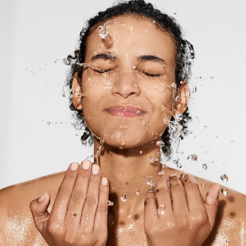 Sữa rửa mặt tẩy trang mới có khả năng làm sạch lớp trang điểm trên da.