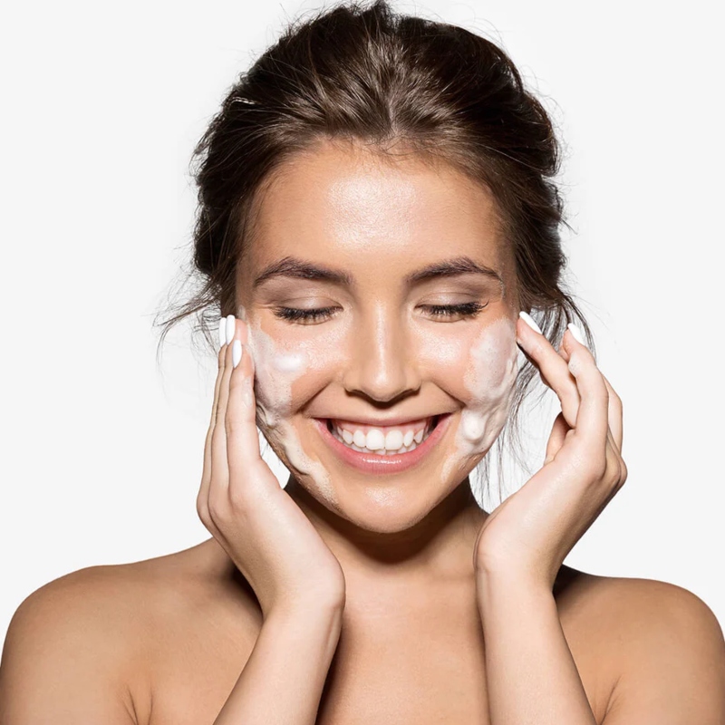 Để bảo vệ da một cách triệt để thì bạn nên bắt đầu dùng sữa rửa mặt càng sớm càng tốt.